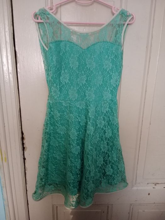 Turkusowa koronkowa sukienka z serduszkowym dekoltem i kokardką