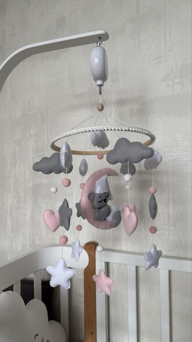 Мобіль з фетру в дитяче ліжечко