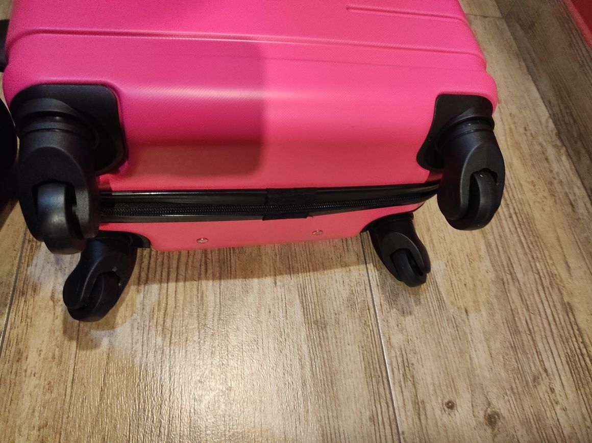 Mała różowa walizka