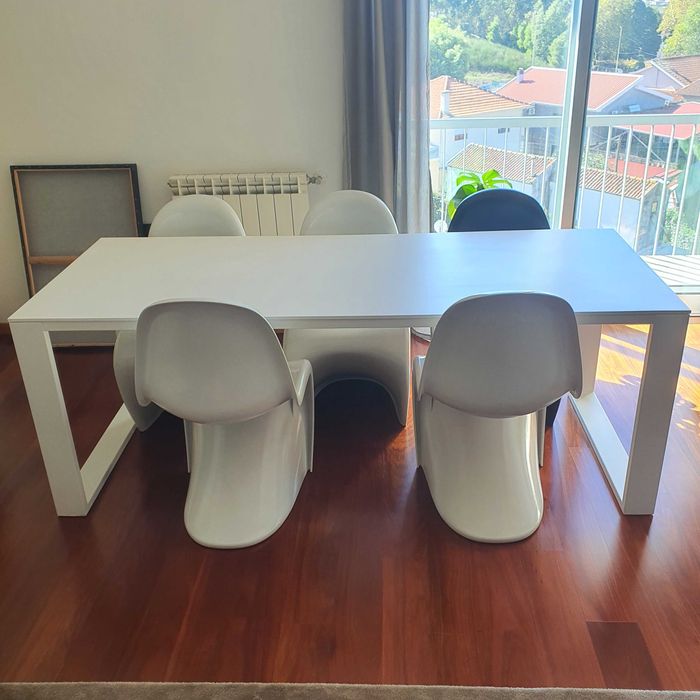 5 cadeiras tipo Panton (Verner Panton) – 4 brancas e 1 preta