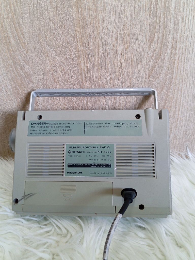 Przenośne radio marki Hitachi, model KH-436E.