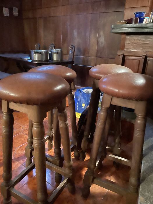 Bancos altos em madrira e couro