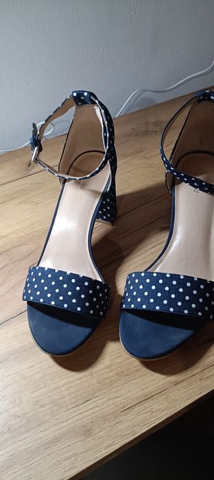 Босоніжки жіночі