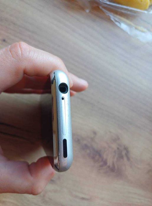 iPhone 2g w pełnym komplecie