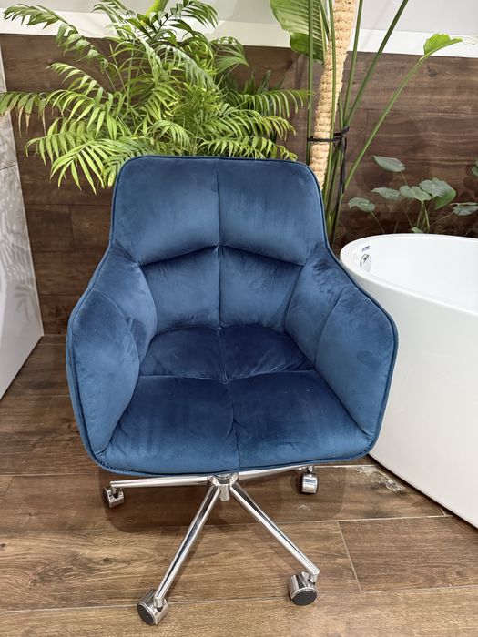 Welurowy fotel obrotowy ISLA granat na srebrnej podstawie