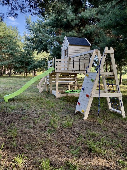Solidny domek dla dzieci Domek dla dzieci. Plac zabaw. Domek drewniany