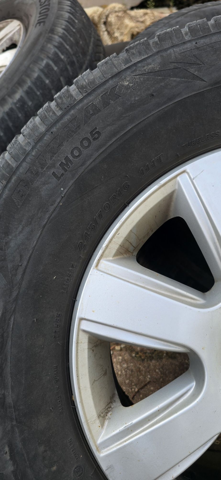 4 jantes originais Volkswagen de 16’’ com pneus de inverno Bridgestone