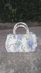 Bolsas de mulher novas por usar