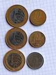 Lote de 14 moedas de diversos países e datas.
