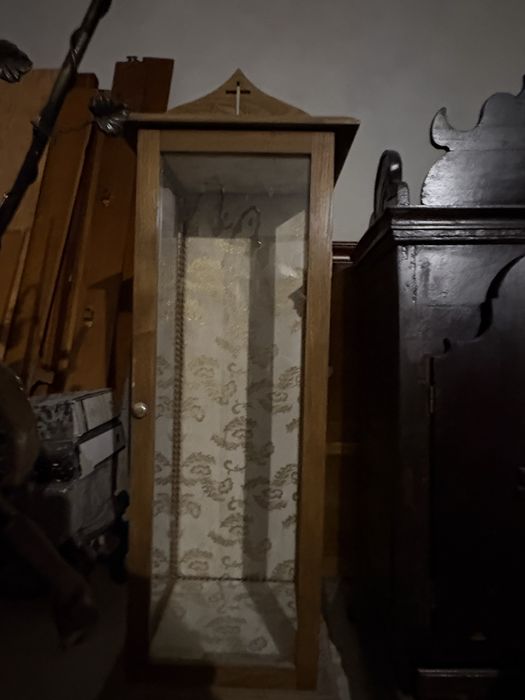 vitrine de madeira e vidro