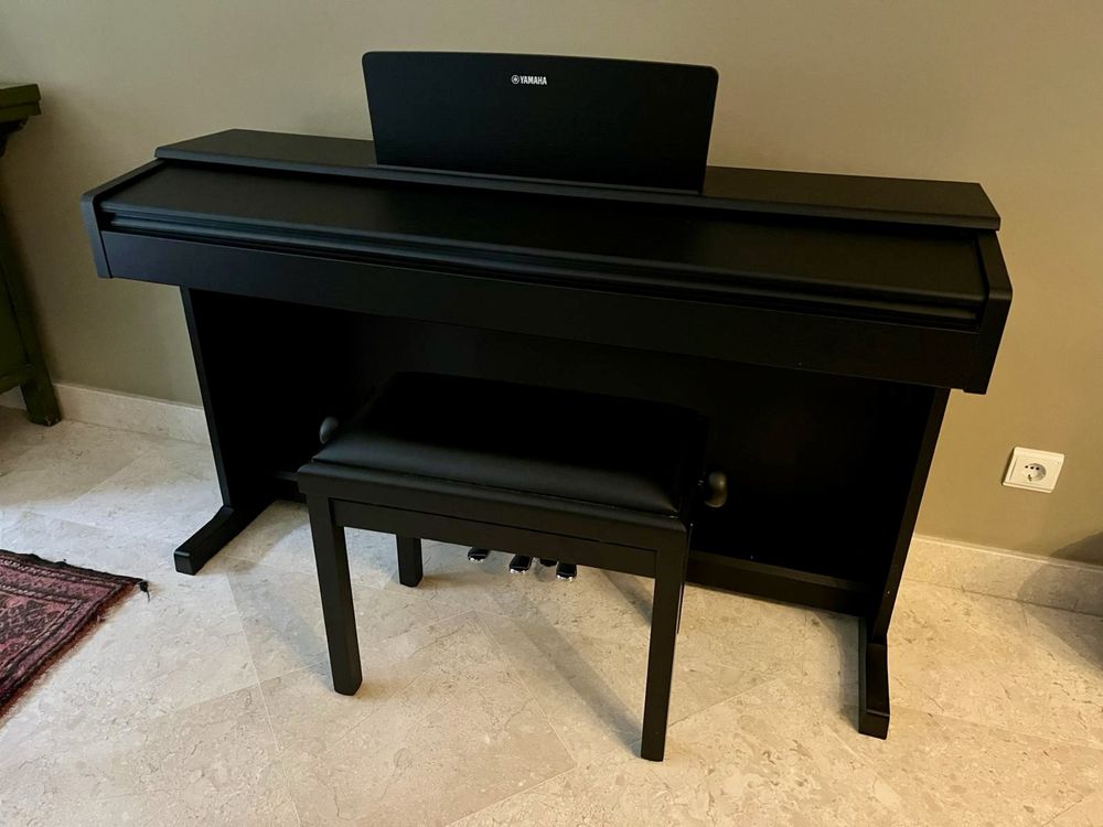 Piano digital YAMAHA ARIUS YDP-144B com banco