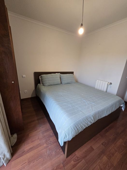 Estrutura de cama MALM c/ 4 gavetões e colchão