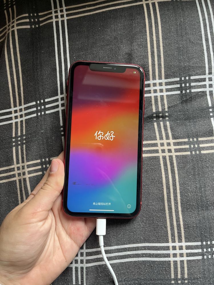 iPhone XR з трьома чехлами та зарядкою