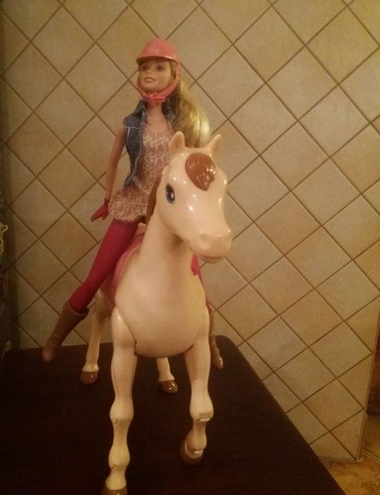 Konik z Barbie chodzacy