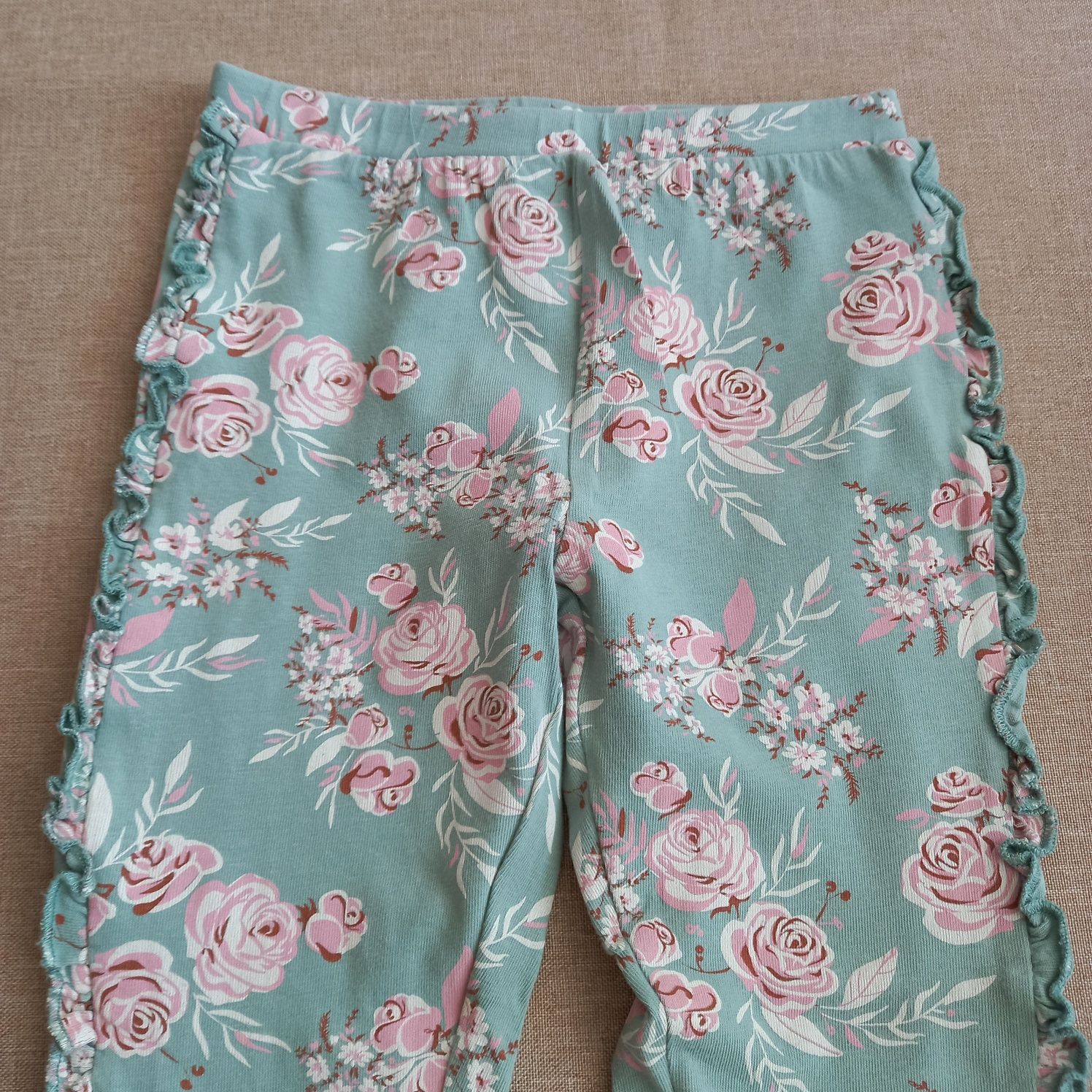 Legginsy dziewczęce z motywem kwiatowym i falbankami, r. 104 Zestaw