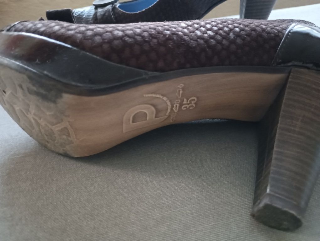 Sapatos salto alto em pele