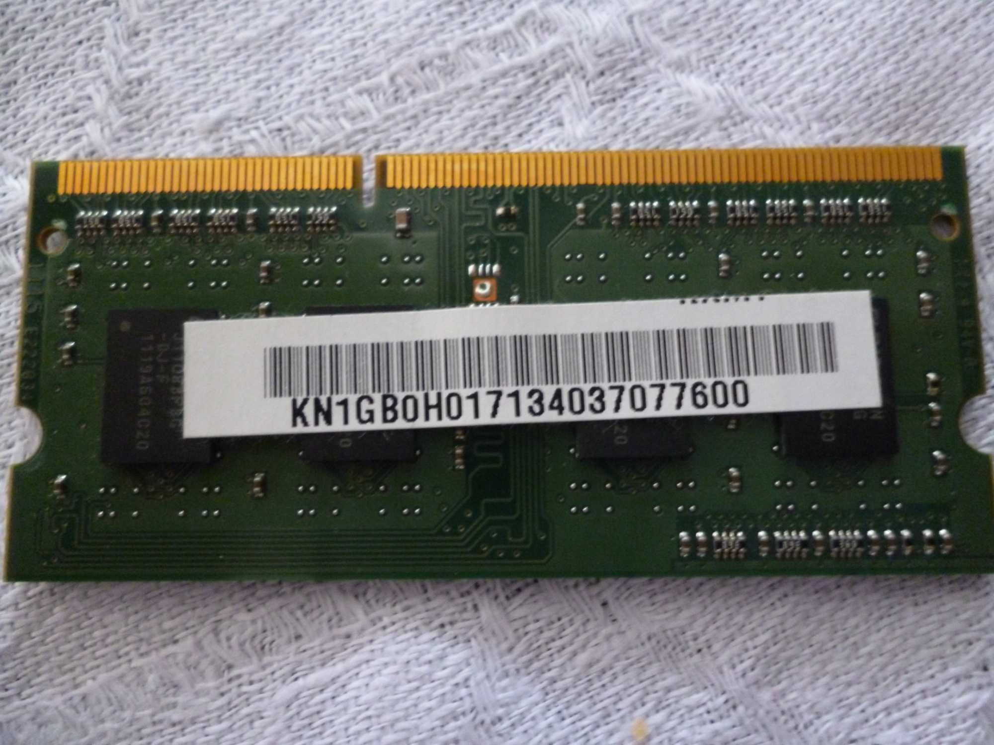 Kość RAM DDR 3 , 1 GB .