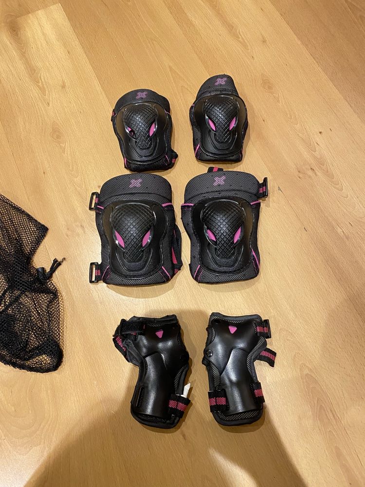 Conjunto de joelheiras em rosa e preto
