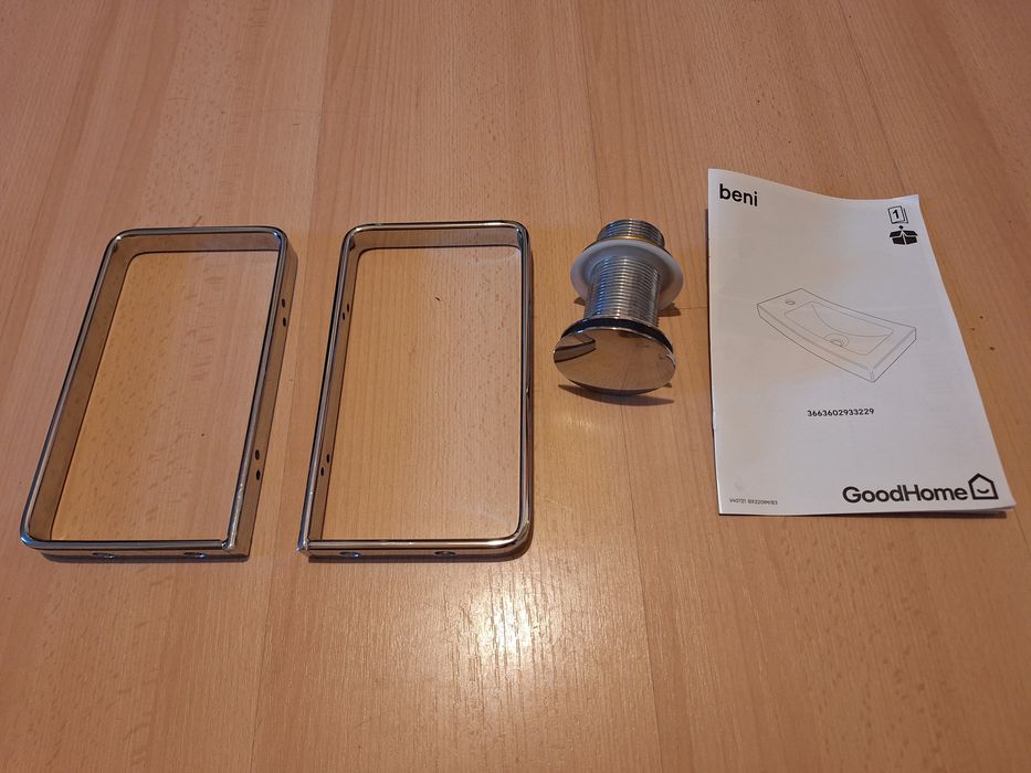 Mała, prawie nowa, umywalka łazienkowa ze stalowymi wspornikami