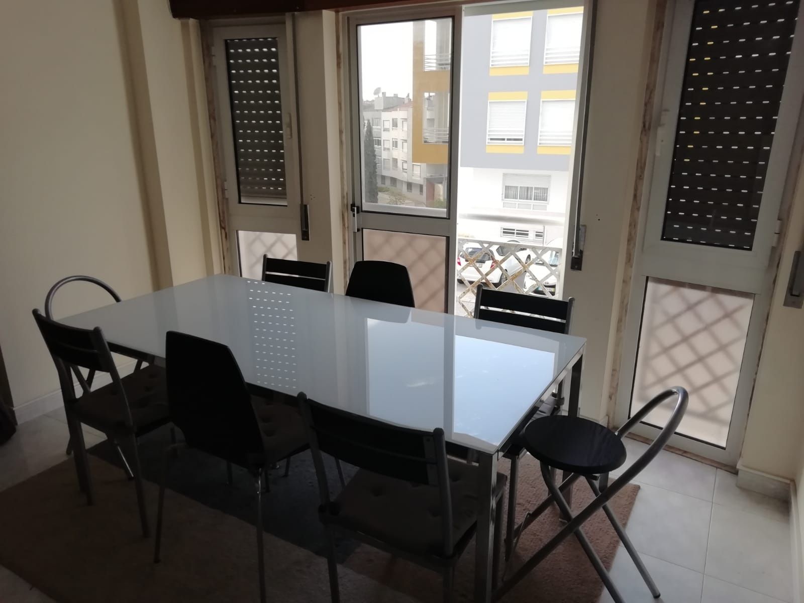 Mesa de sala em vidro e cadeiras