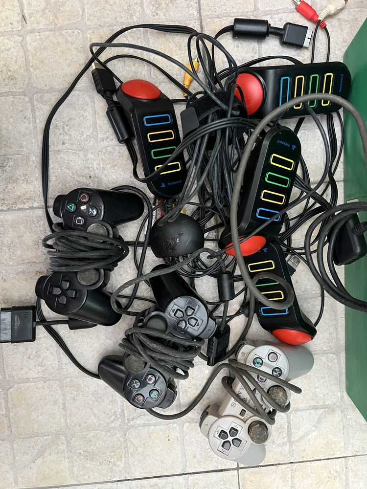 Playstation 2 com comandos e jogos