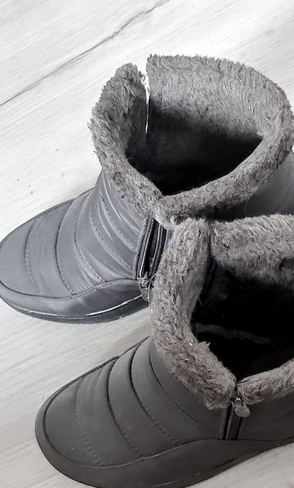 Sandálias novas e botas novas