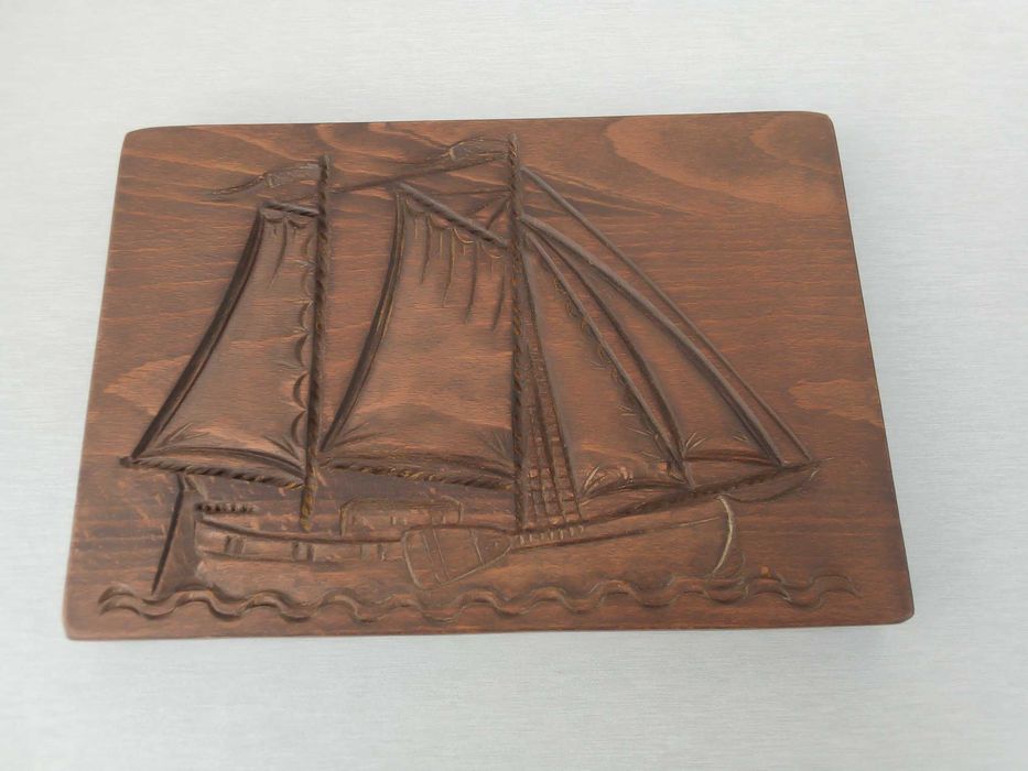 Placa de madeira entalhada, com tema "veleiro", de Yvon Tanguy, usada
