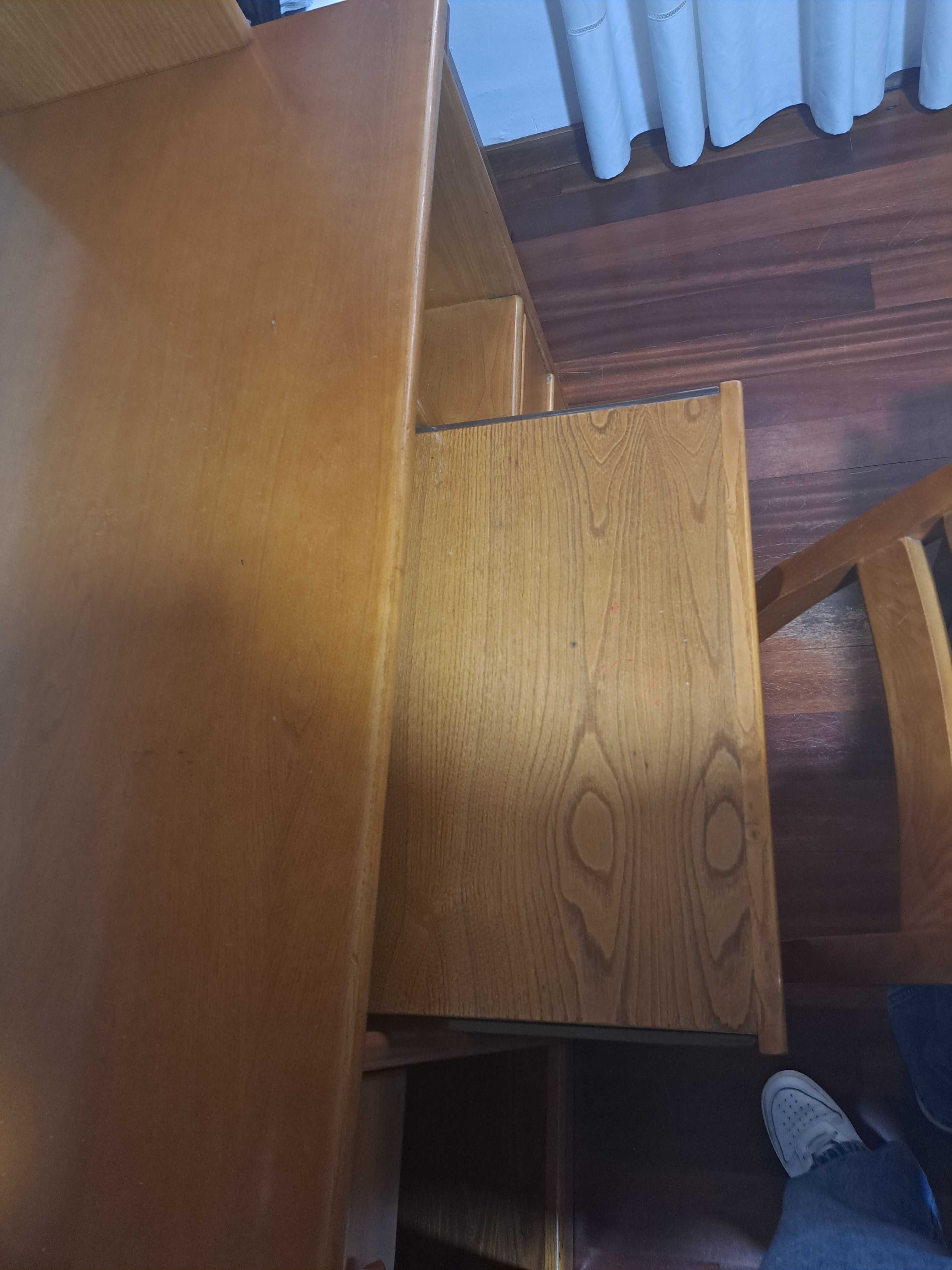Móvel de quarto com cadeira e mesa