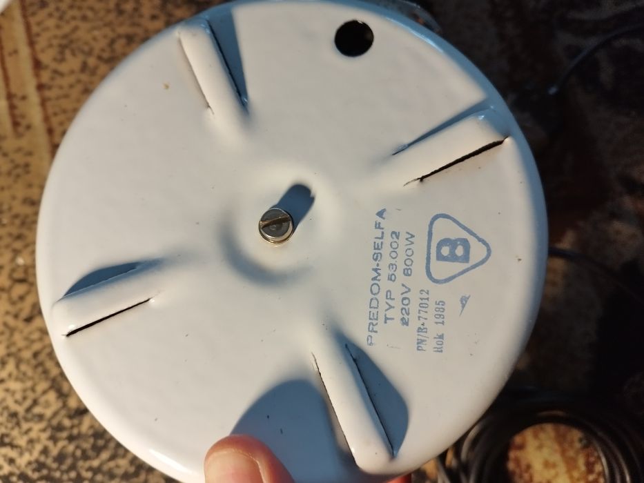 Kuchenkę elektryczną z czasów PRL-u Predom