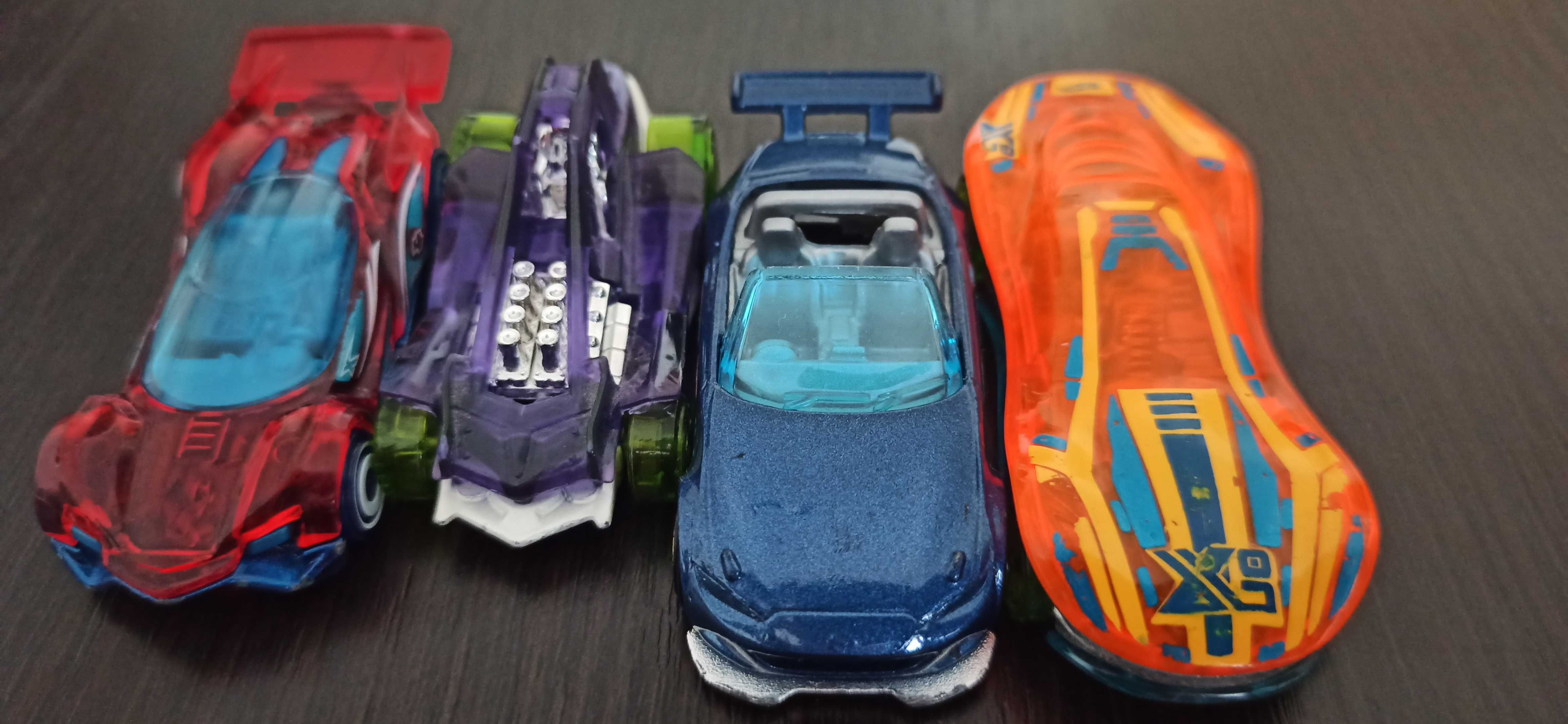 Samochodziki Hot wheels z walizką