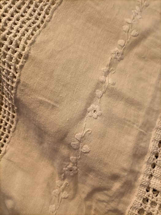 Feito á mão - Toalhas de mesa em renda e linho branco