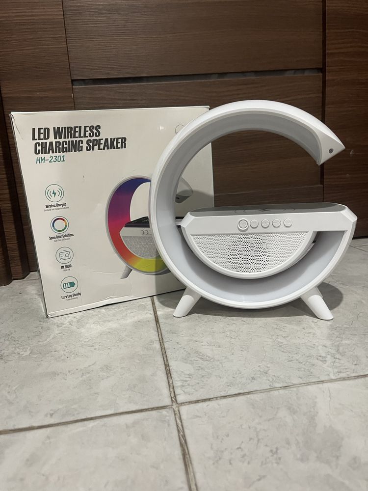 Смарт-колонка з LED-підсвіткою та бездротовою зарядкою