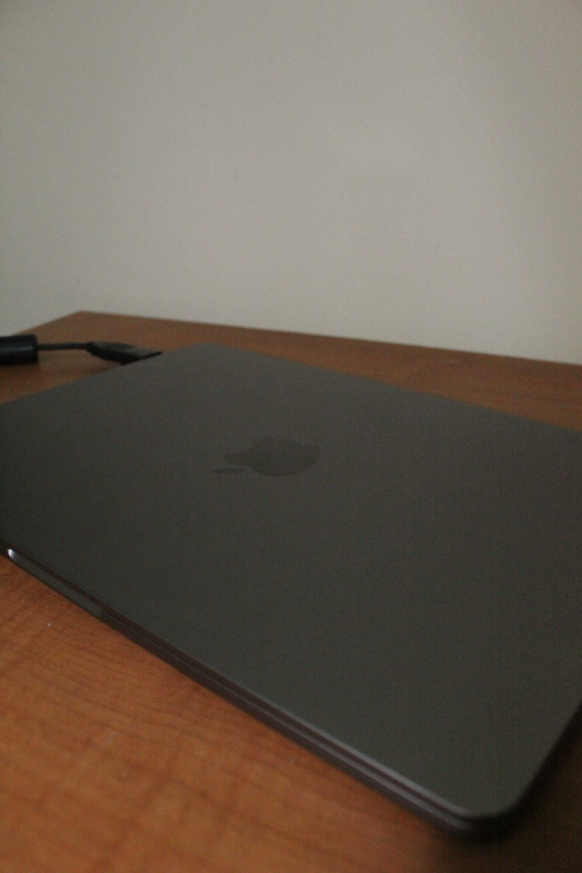 MacBook Air 13’’ 2022 M2 - Como Novo!