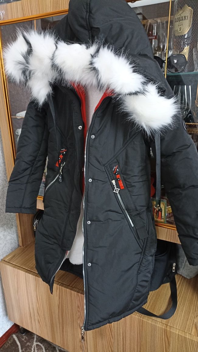Зимова куртка нова , 44 розмір , неодягнена жодного разу.