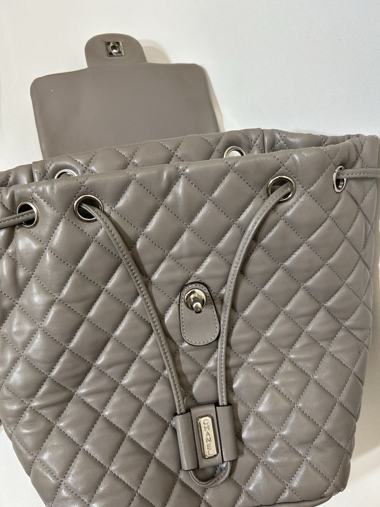 Рюкзак Chanel гарного сірого кольору.