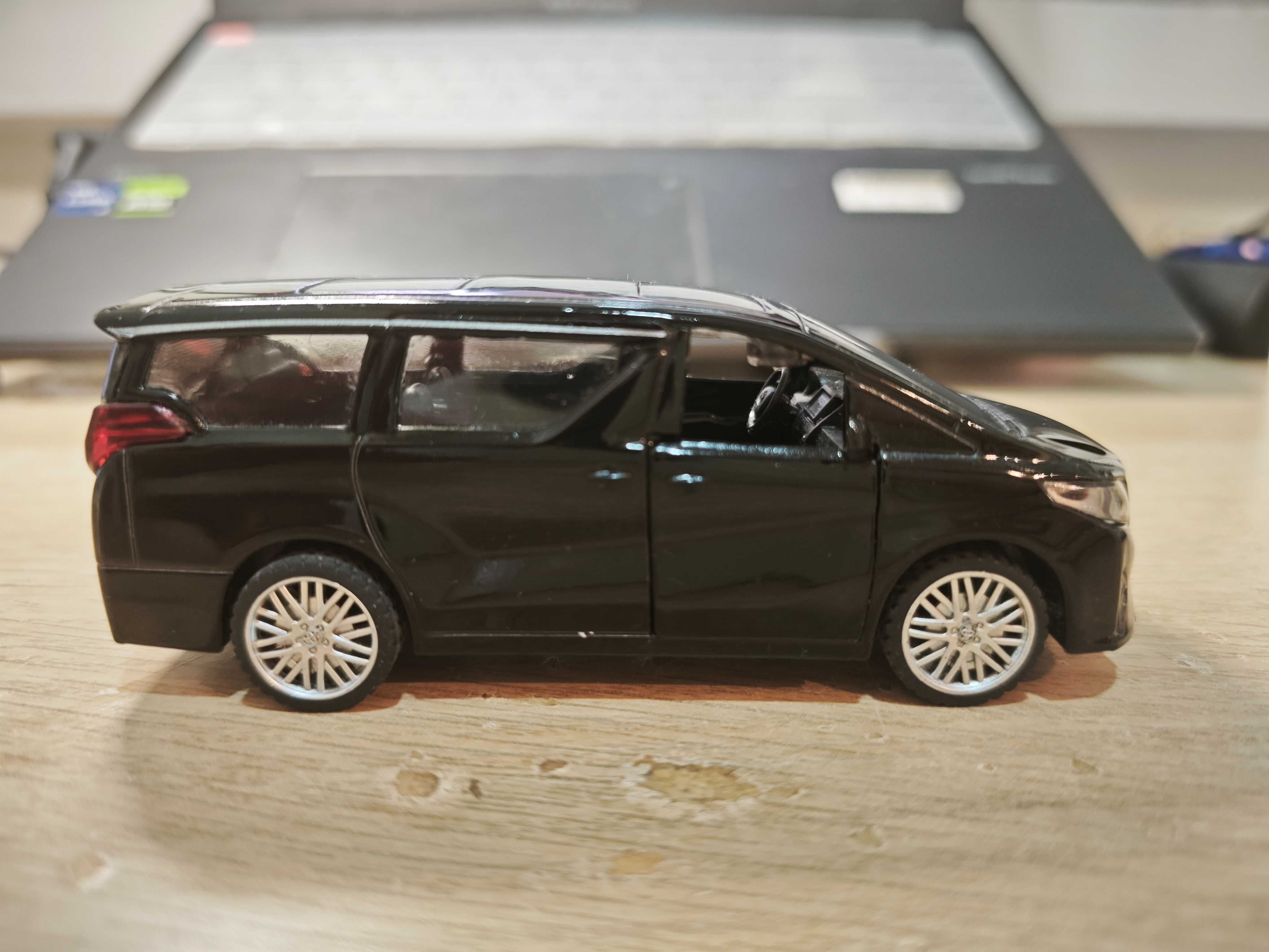 miniatura 1/43 Toyota Alphard