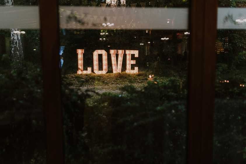 Rustykalny napis LOVE – wynajem na wesele / event / sesję zdjęciową