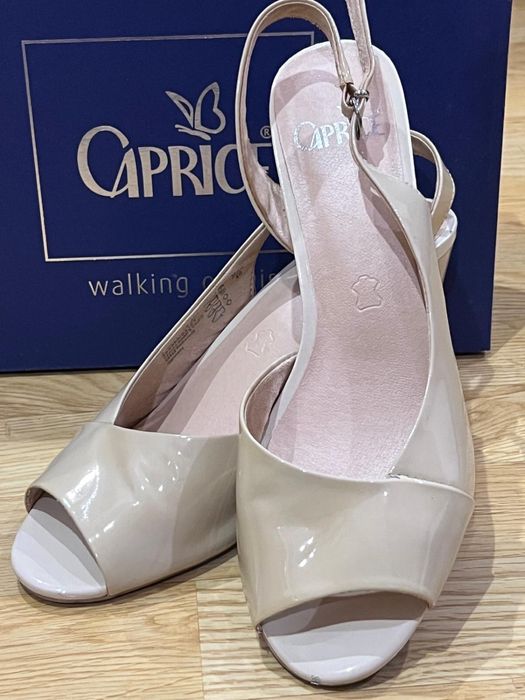 Sandały na klocku Caprice r. 40, Beżowe, skórzane, lakierowane