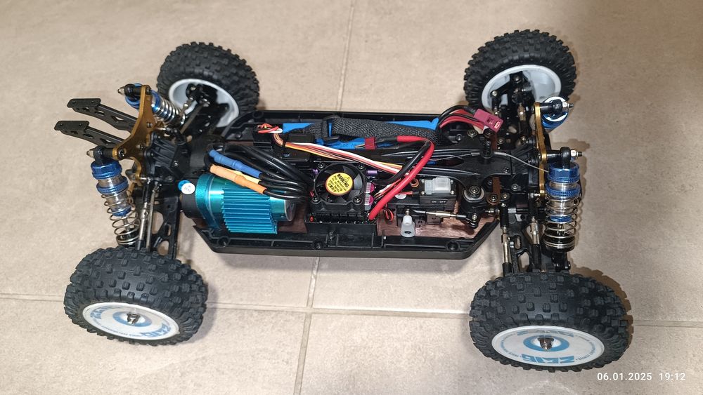 Професійна радіокерована машинка WLtoys 124017 V8 - 75км/г