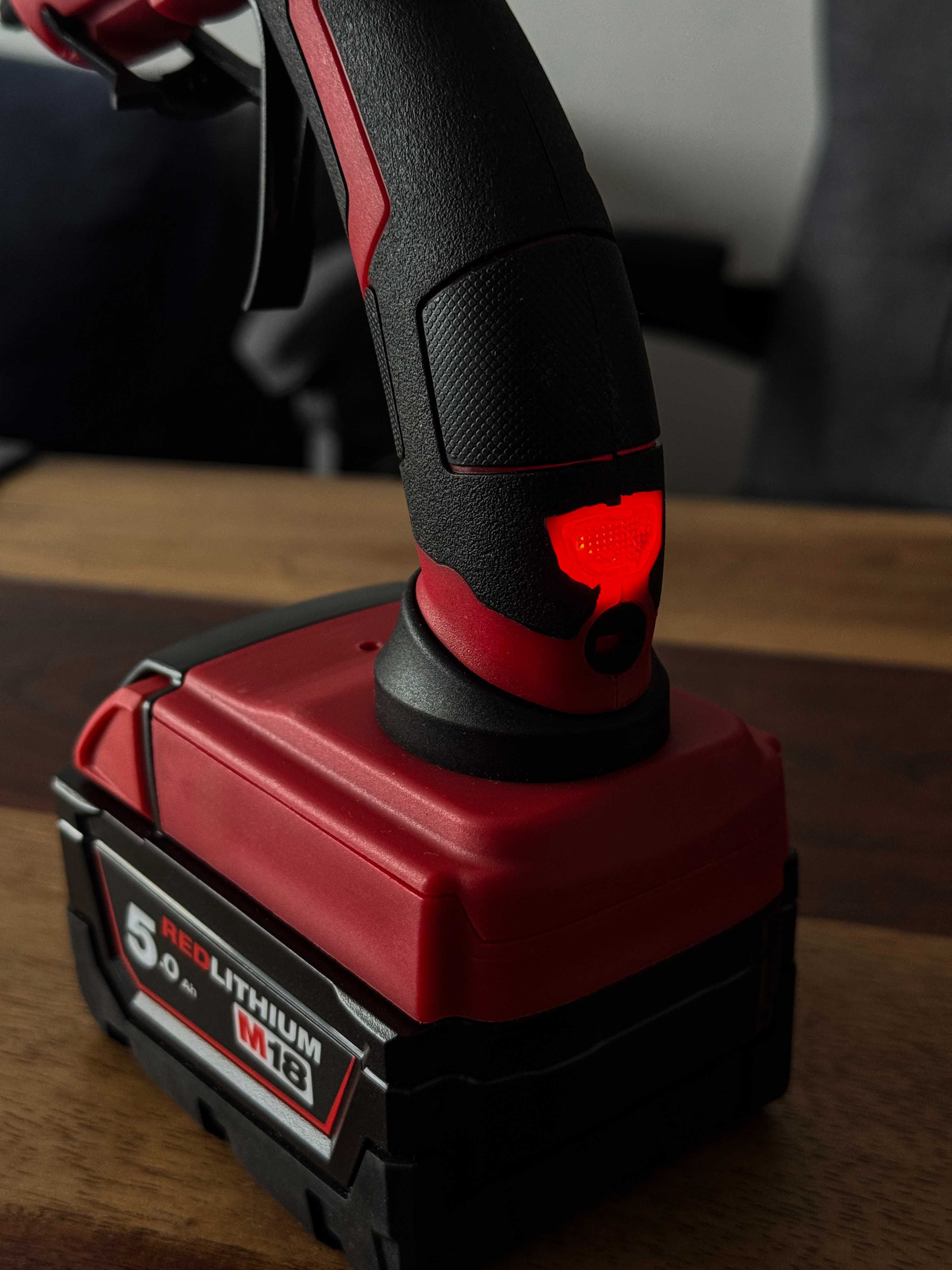 Pistolet Do Klejenia Na Gorąco Na Baterię MILWAUKEE 18V + 30 Patyczków