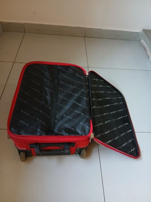 Двухколесный дорожный чемодан.