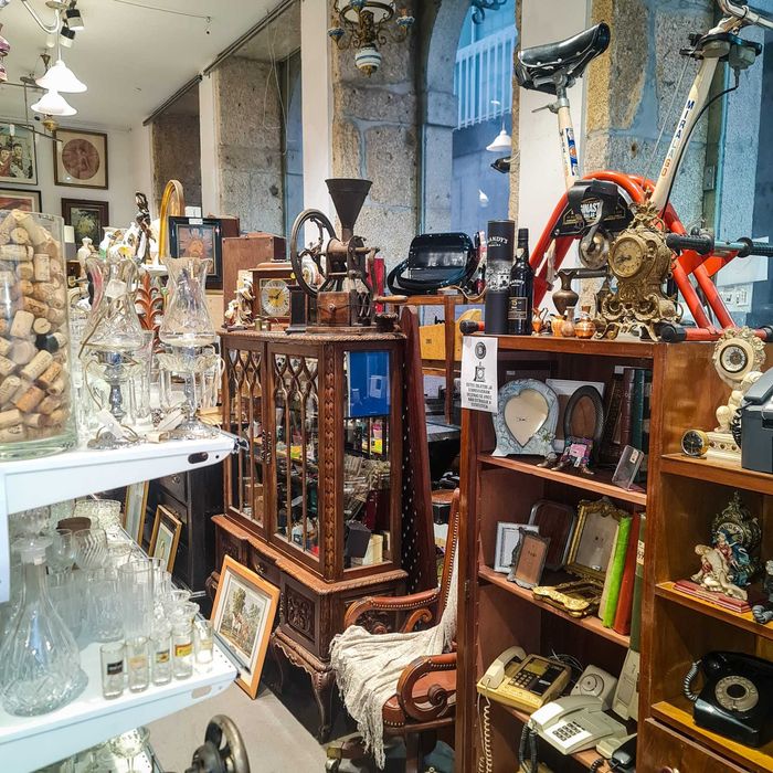 Moinho Manual Antigo em Ferro Fundido e Madeira – 60×42 cm