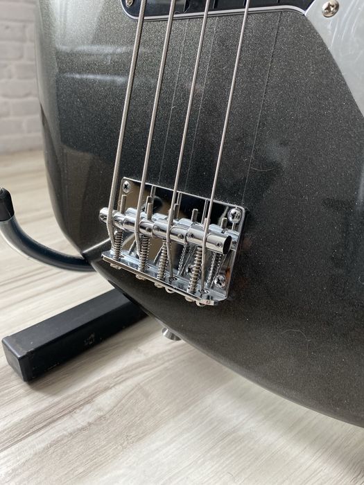 Bas elektryczny Squier Jaguar – czarno-platynowy