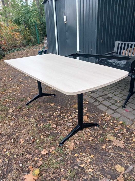 Oferuję na sprzedaż meble biurowe, stoły, krzesła, półki