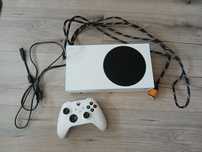 Xbox Series S z jednym padem i kablem HDMI