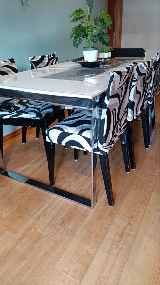 Mesa de sala com cadeiras
