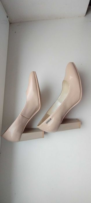 Пара бежевих туфельок