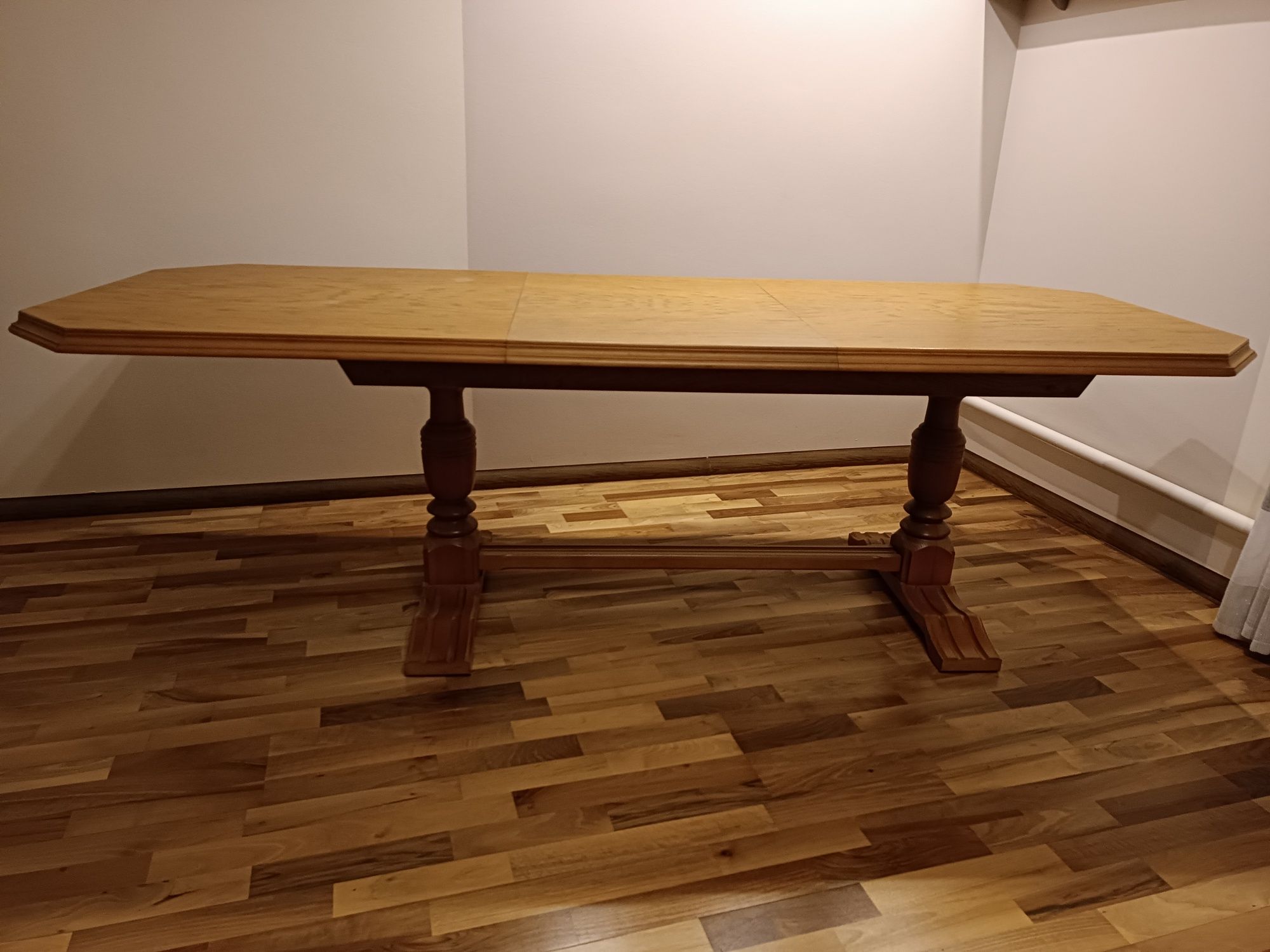 Stół drewniany na 12 osób