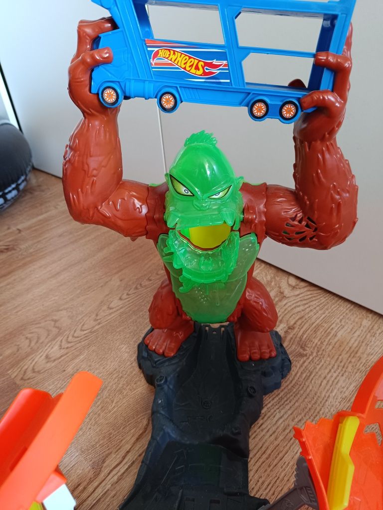 Hot wheels atak goryla