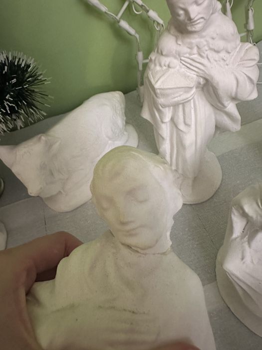 Szopka żłóbek białe gipsowe figurki Boże Narodzenie okazja zima